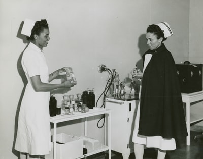 两个女护士在病房里谈话